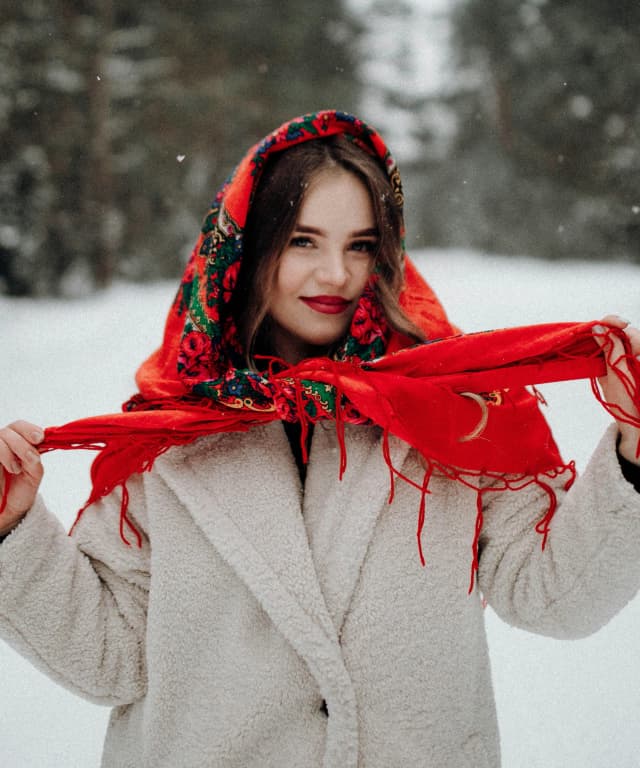 Get A Simple, Festive Makeup Look For Christmas In 8 Easy Steps