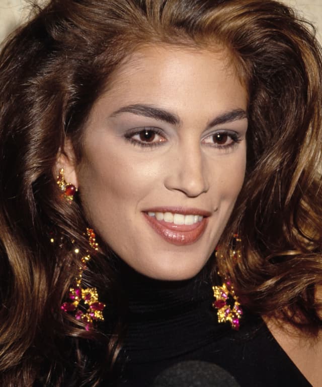 Channel '90s Supermodel Glam With These Makeup Essentials For Winter